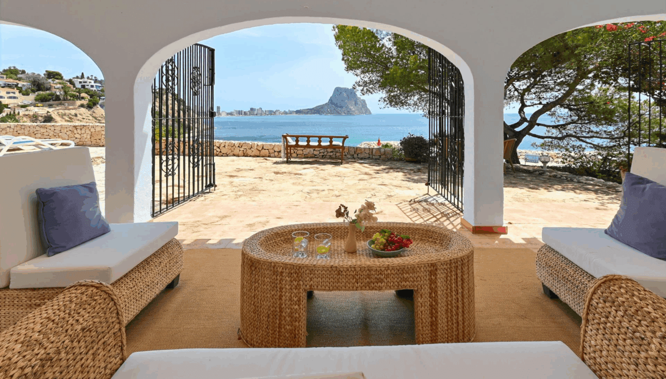 Descansa bajo el cielo azul de Calpe