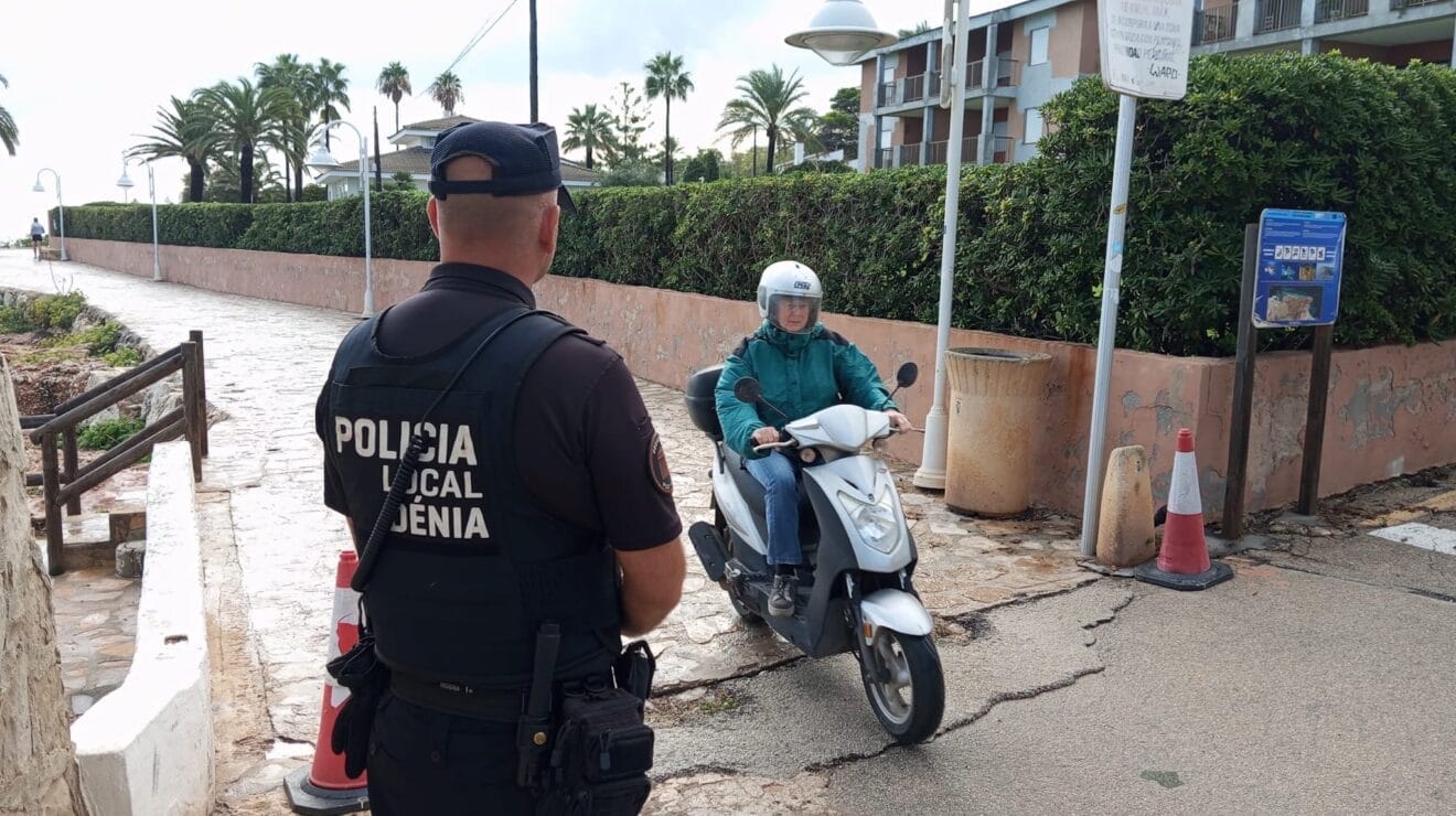Desvío por el paseo de la playa de Les Rotes 1