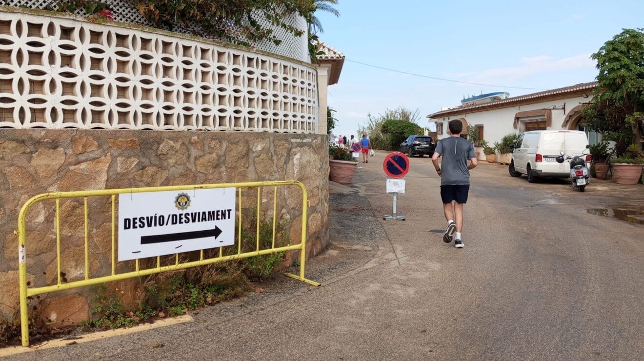 Desvío por el paseo de la playa de Les Rotes 10