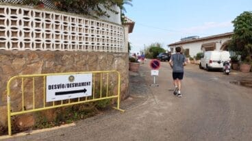 Desvío por el paseo de la playa de Les Rotes 10