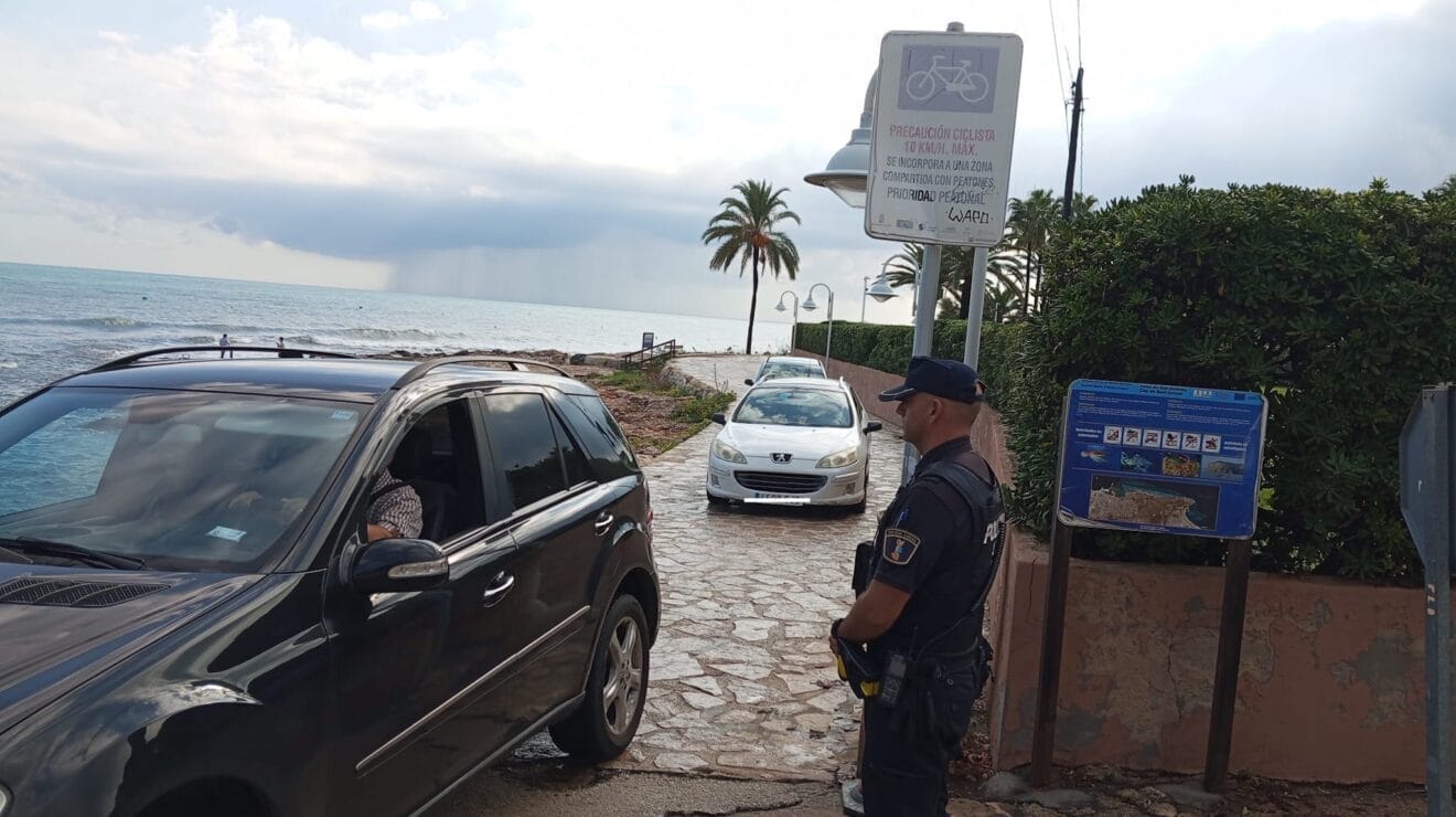 Desvío por el paseo de la playa de Les Rotes
