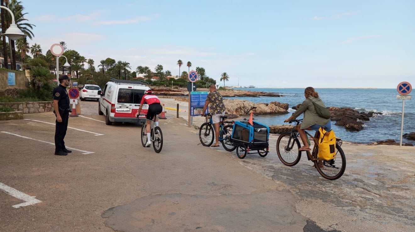 Desvío por el paseo de la playa de Les Rotes 2
