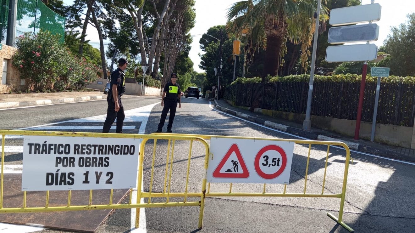 Desvío por el paseo de la playa de Les Rotes 3