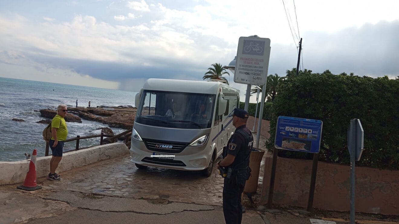 Desvío por el paseo de la playa de Les Rotes 4