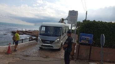 Desvío por el paseo de la playa de Les Rotes 4