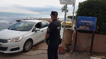 Desvío por el paseo de la playa de Les Rotes 6