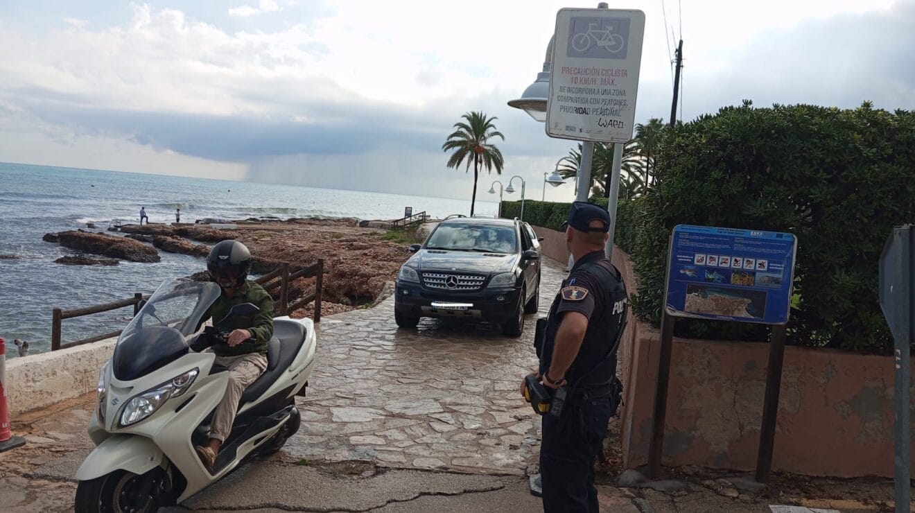 Desvío por el paseo de la playa de Les Rotes 7