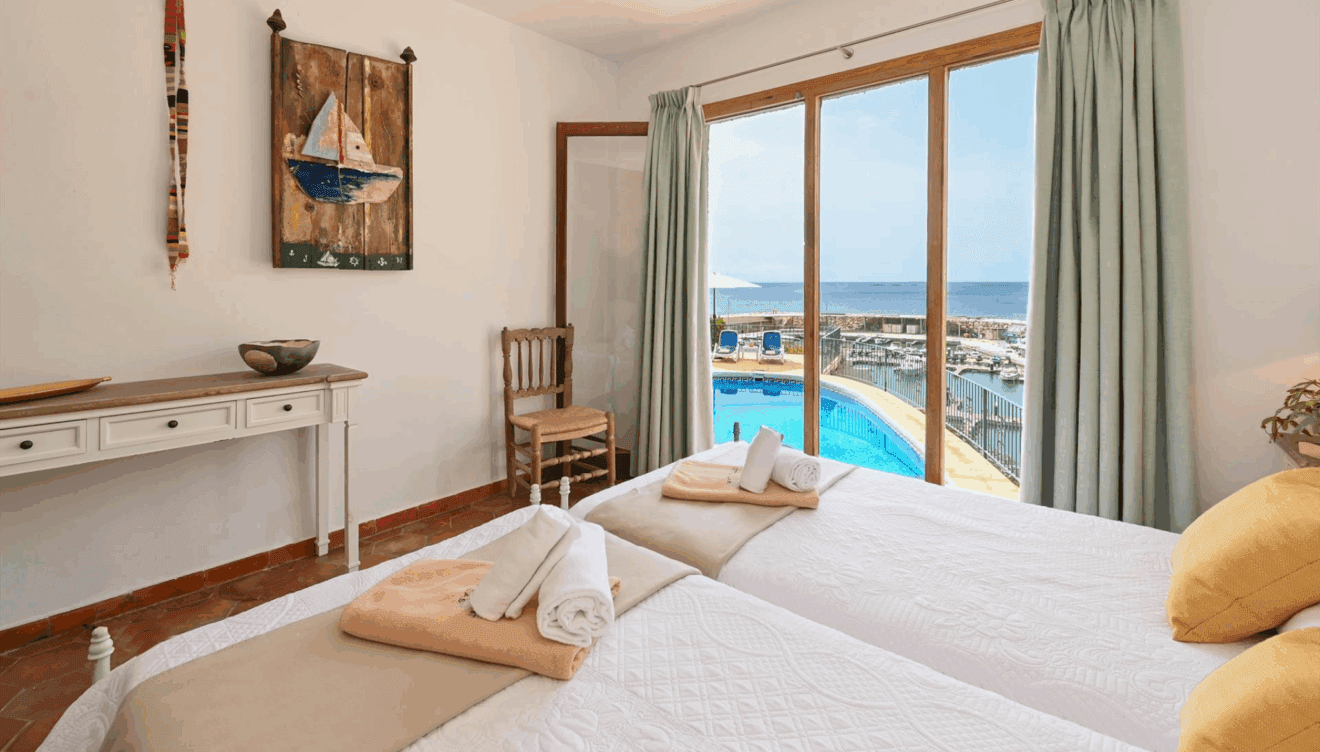 Dormitorio con dos camas para noches de charla