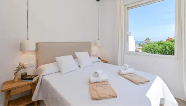 Dormitorio doble con baño en suite y aire acondicionado
