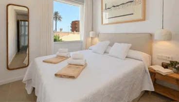 Dormitorio principal con cama queen y vistas al mar