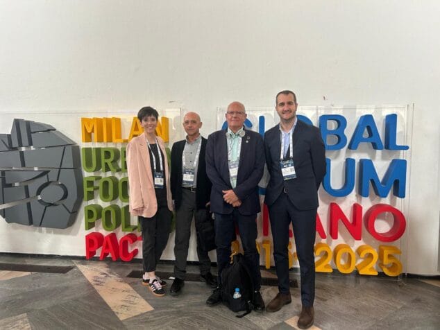 Dénia toma acción global en el Foro del Pacto de Milán para cambiar las políticas alimentarias urbanas 1 Imagen: El alcalde y el técnico de Relaciones Internacionales de Dénia con el concejal de Turismo y los puntos focales del proyecto de Parma, Marco Bossi y Carlotta Beghi