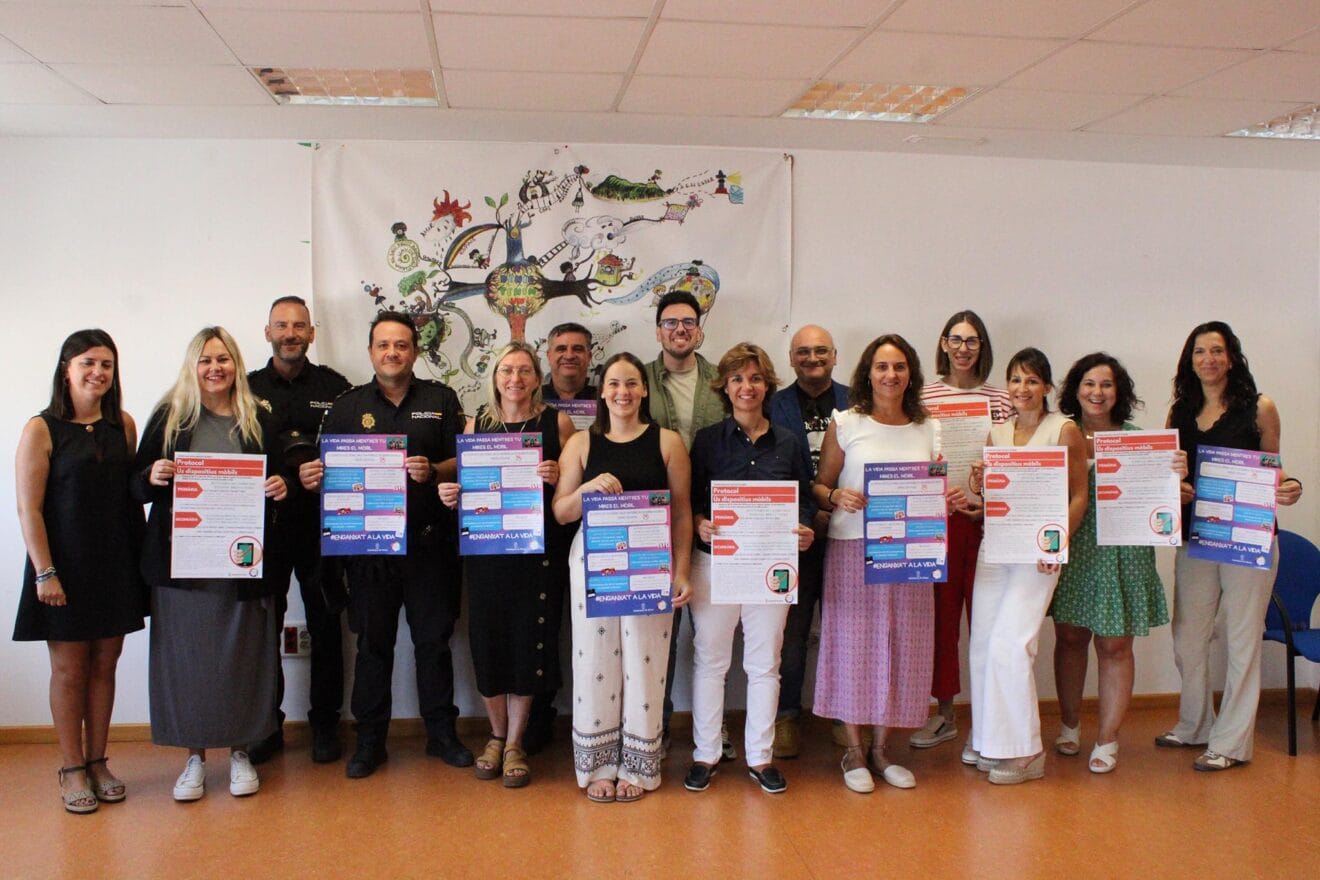 Entrega de la cartelería a los representantes de los centros educativos de Dénia