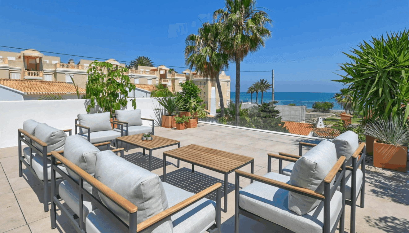 Espacio chillout junto a la piscina ideal para relajarse