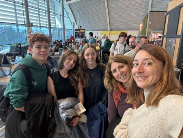 Imagen: Estudiantes y profesorado en el Aeropuerto preparados para el proyecto Erasmus+