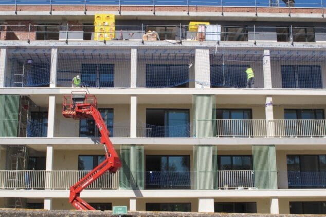 Imagen: Fachada de un edificio de viviendas en construcción en Dénia