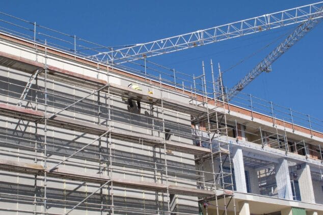 La prensa alemana saca los colores a la situación de la vivienda en Dénia: «Los propietarios prefieren alquilar a turistas» 1 Imagen: Fachada de una nueva construcción en Dénia