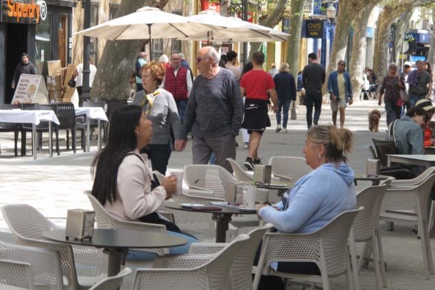 gente paseando y consumiendo por el centro de denia