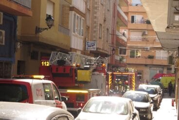 Desalojan a varios vecinos por un incendio en un edificio de Dénia
