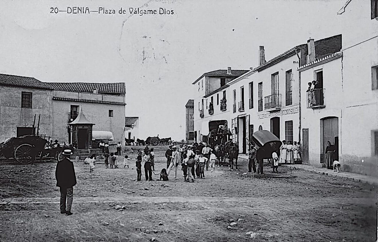 La plaza Valgamediós fotografiada por Andrés Fabert y plasmada en una postal
