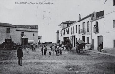 La plaza Valgamediós fotografiada por Andrés Fabert y plasmada en una postal