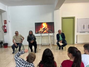 Niños y adultos comparten lecturas y experiencias en el Día de las Bibliotecas en Dénia