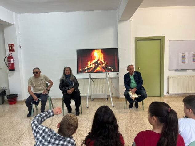 Imagen: Niños y adultos comparten lecturas y experiencias en el Día de las Bibliotecas en Dénia