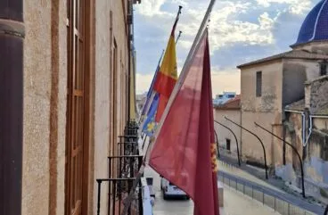 portada banderas a media asta en denia en recuerdo de las victimas de la dana