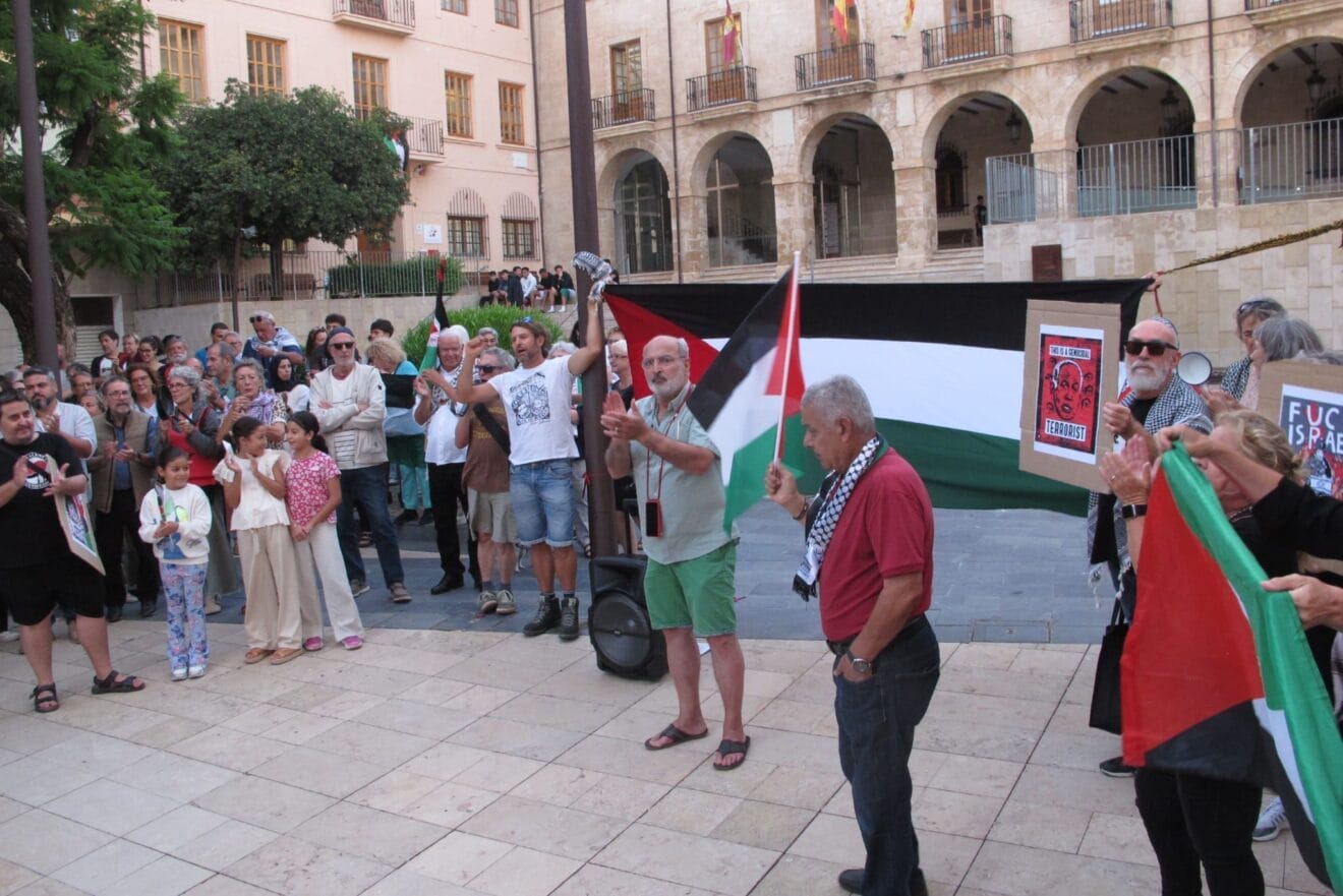Protestas en Dénia contra el asalto israelí a la flotilla 7