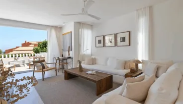 Salón amplio con salida directa a la terraza y piscina