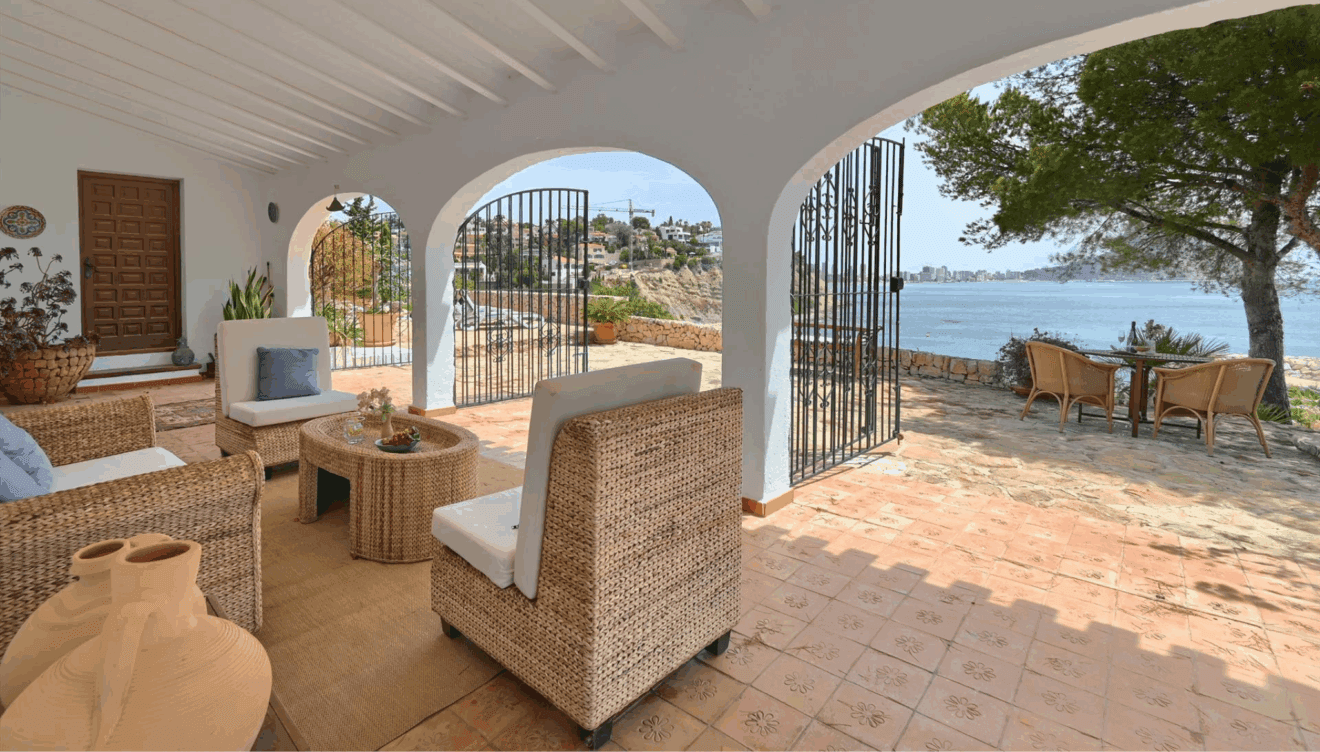 Siente la brisa mediterránea junto a la piscina