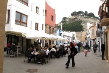 terraza de baix la mar con el castillo de fondo