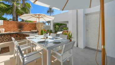 Terraza privada con mobiliario y vistas al Mediterráneo