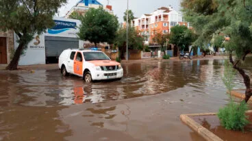 vehiculo de proteccion civil en una calle de denia anegada durante el ultimo temporal