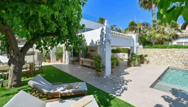 Vista general del exterior con piscina y terraza