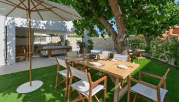 Zona exterior con barbacoa y espacio para comidas al aire libre