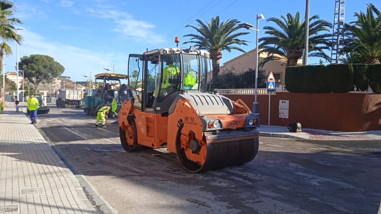 Asfaltado en una calle de Dénia