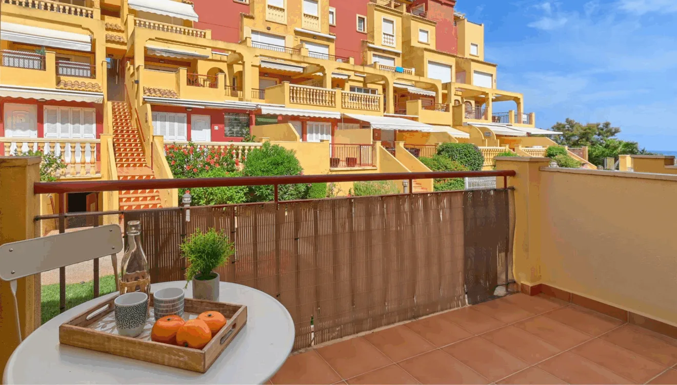 Balcón con vistas al mar y la costa de Dénia en Casa Denimar