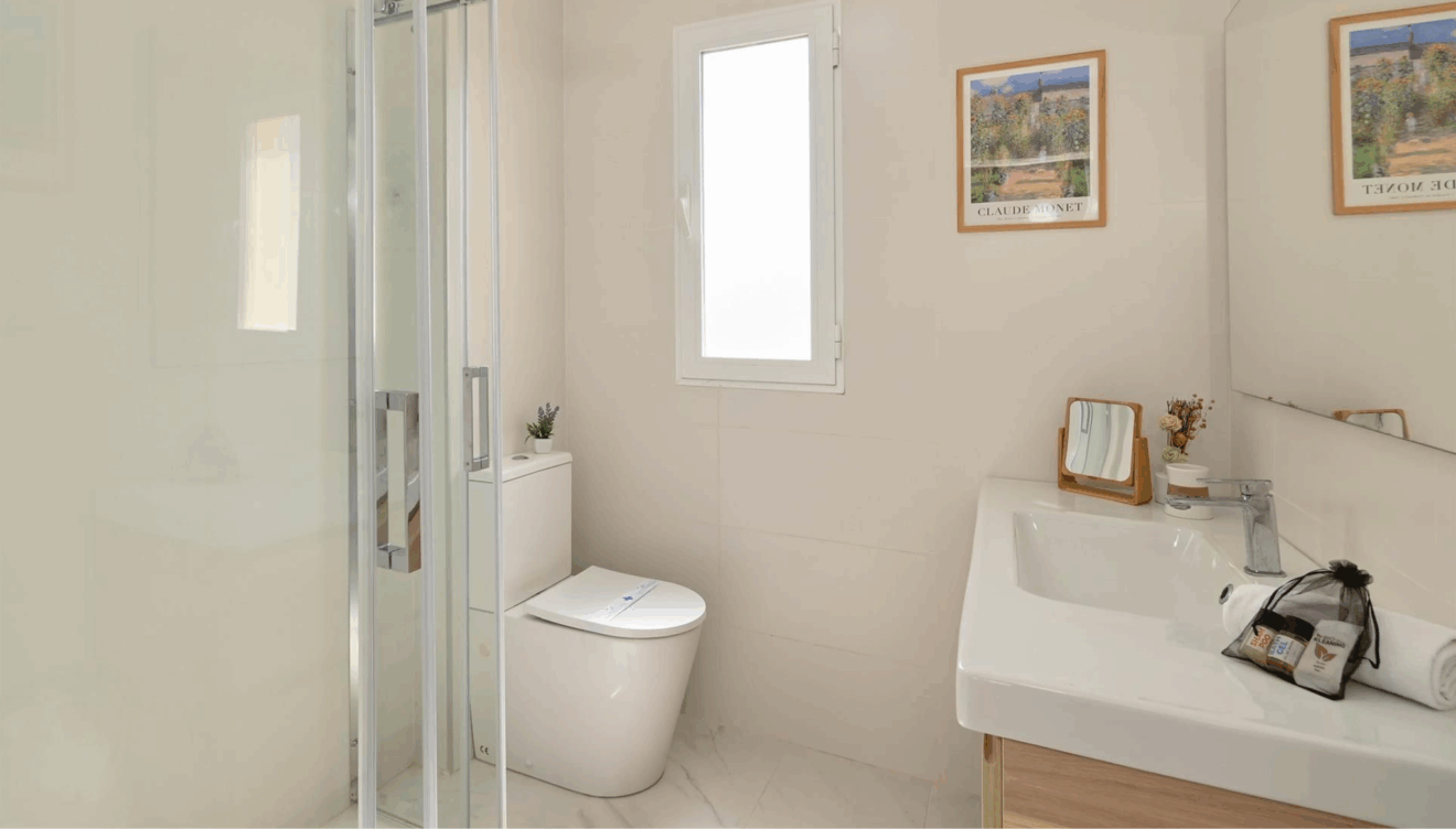 Baño amplio con ducha y diseño funcional en Casa Denimar Dénia