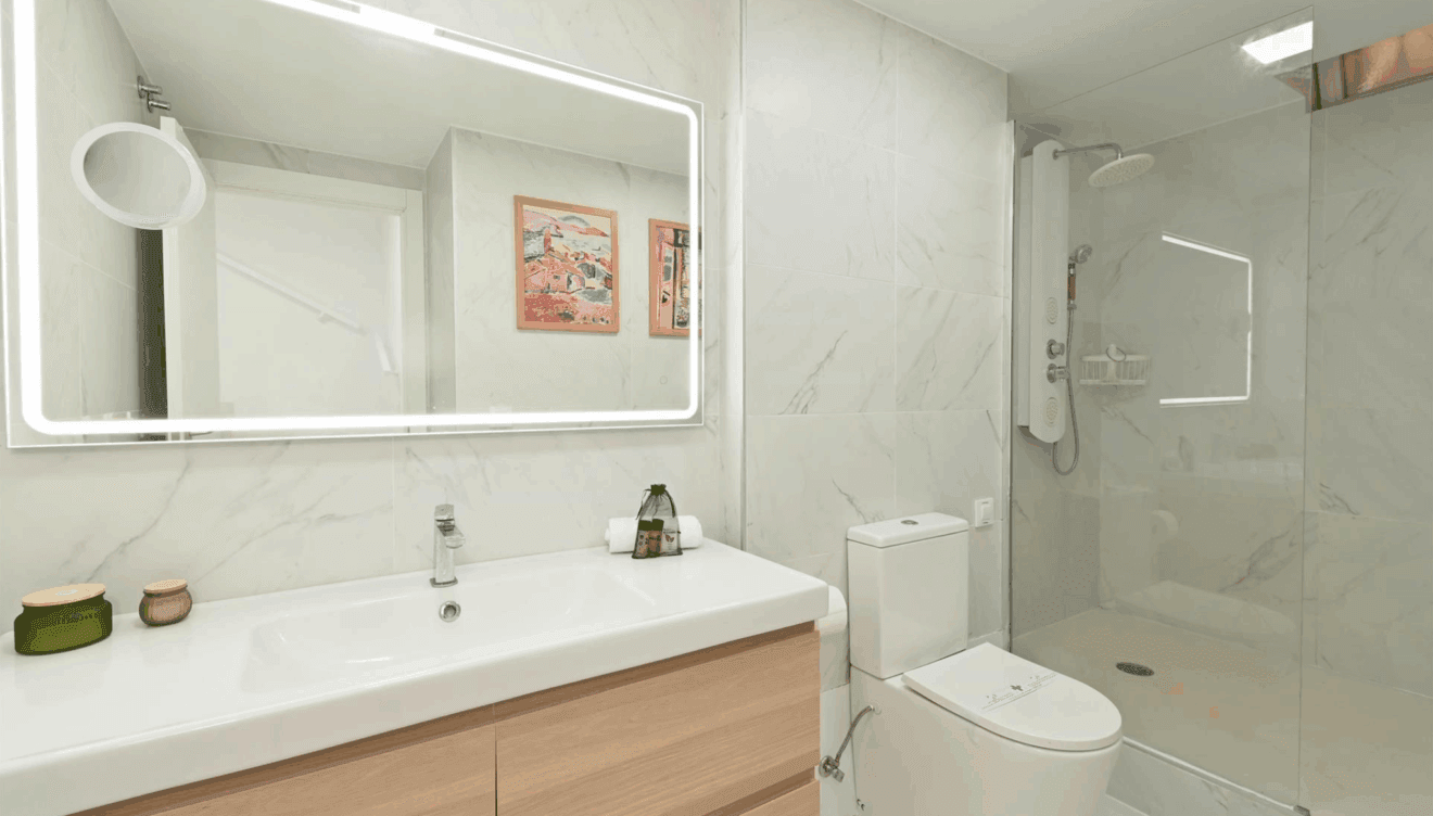 Baño moderno con ducha y acabados elegantes en Casa Denimar