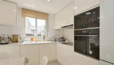 Cocina abierta moderna y funcional en Casa Denimar Dénia