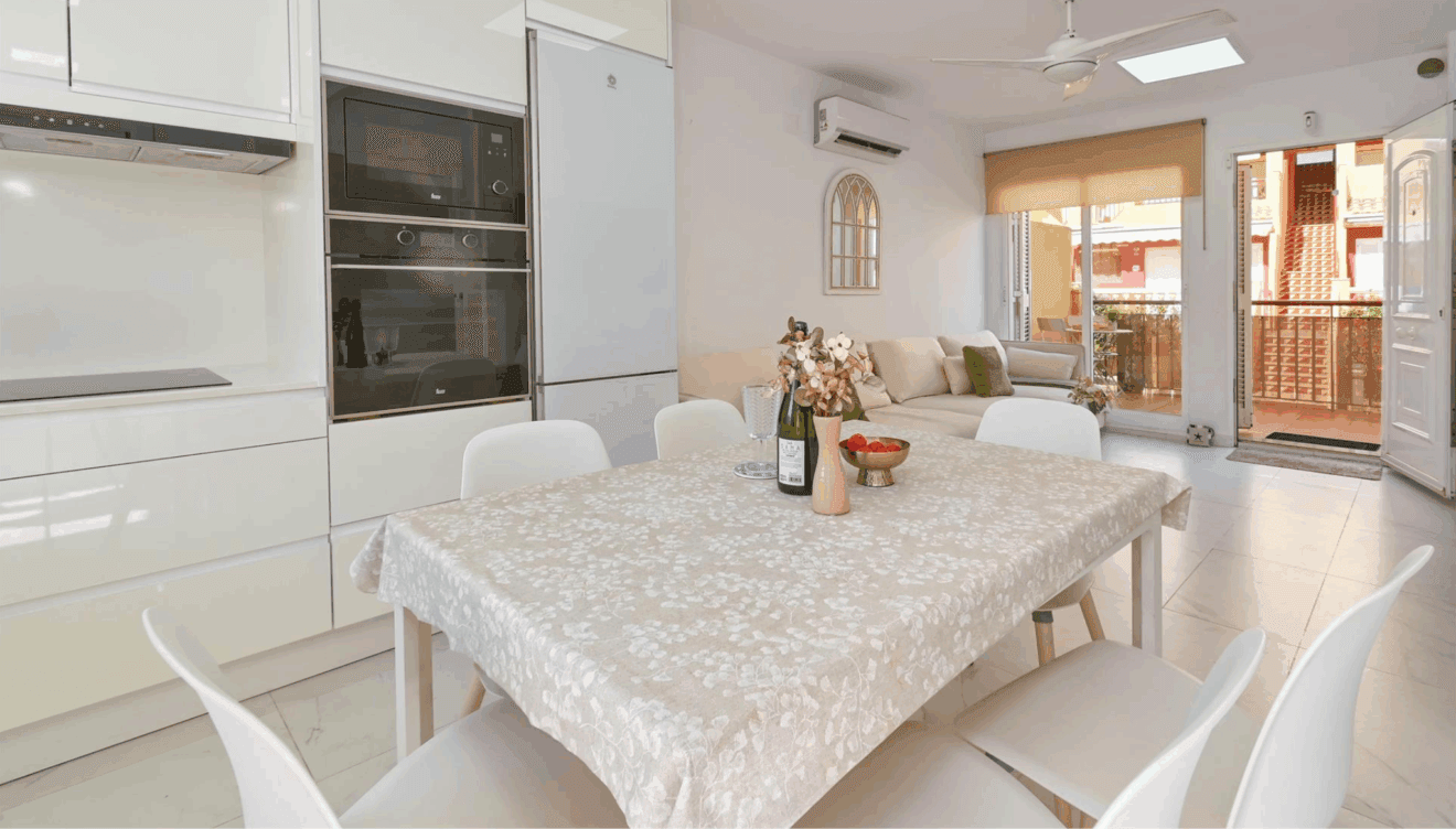 Cocina comedor luminosa y bien equipada en Casa Denimar Dénia