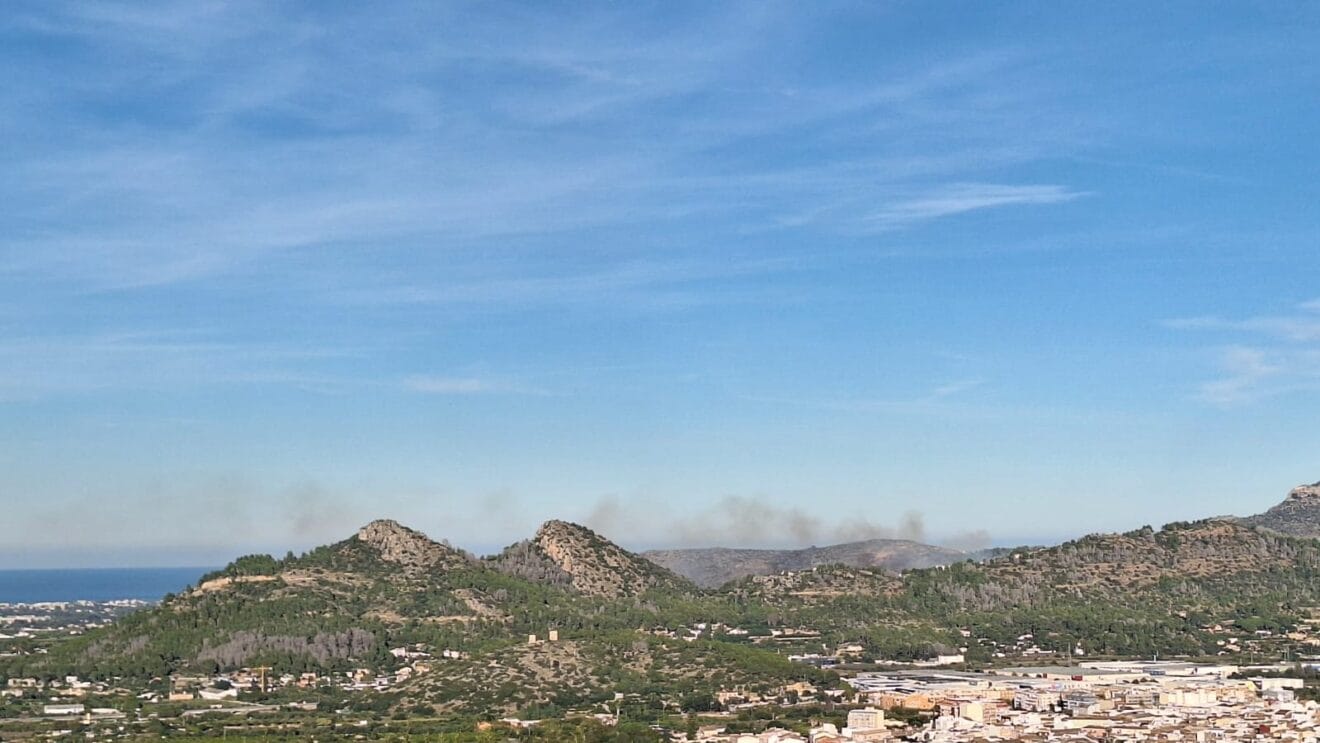 Columna de humo del incendio declarado en Dénia