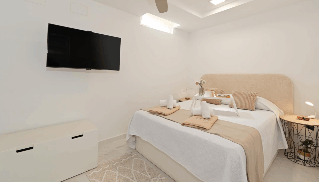 Dormitorio confortable con cama matrimonial en Casa Denimar Dénia