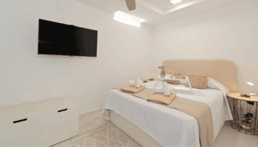 Dormitorio confortable con cama matrimonial en Casa Denimar Dénia