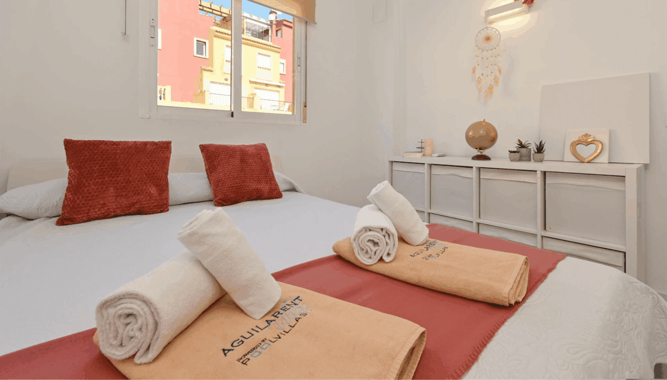 Dormitorio luminoso y acogedor ideal para el descanso
