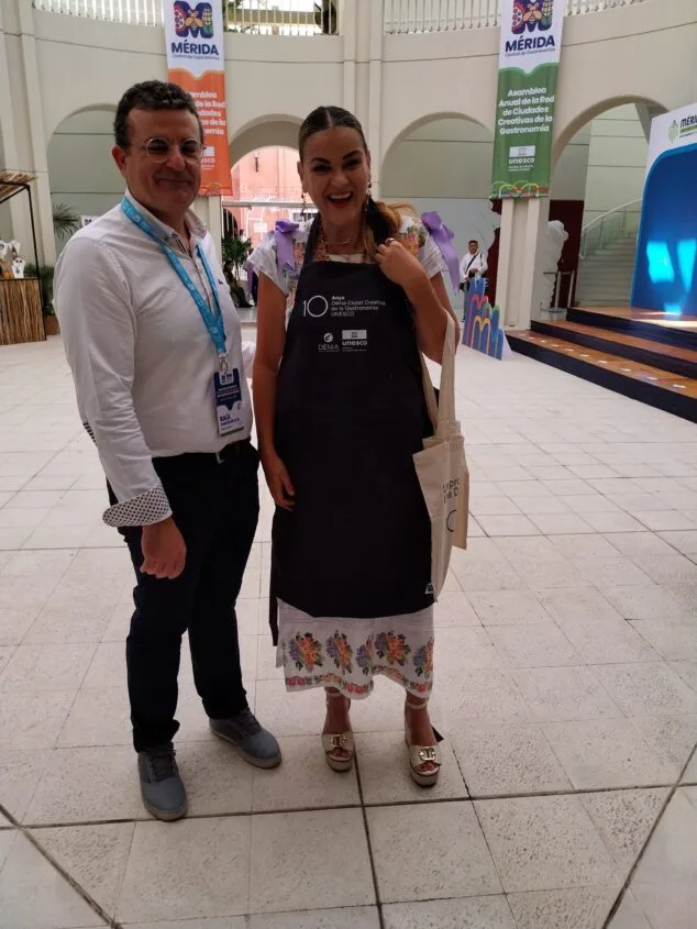 Dénia comparte experiencias en México con 18 ciudades gastronómicas del mundo 3 Imagen: El concejal Raúl García de la Reina con la alcaldesa de Mérida, Cecilia Patrón