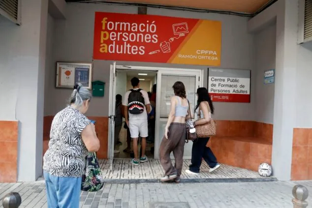 «Sin salida de emergencia ni condiciones dignas»: la Escuela de Adultos de Dénia, entre grietas, filtraciones y olvido institucional 1 Imagen: Entrada de la Escuela de Adultos de Dénia