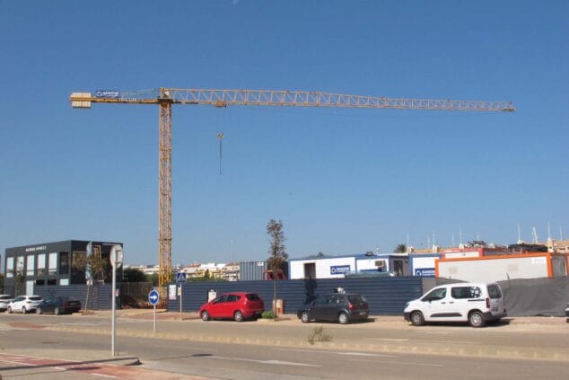 grua para los trabajos de construccion en denia