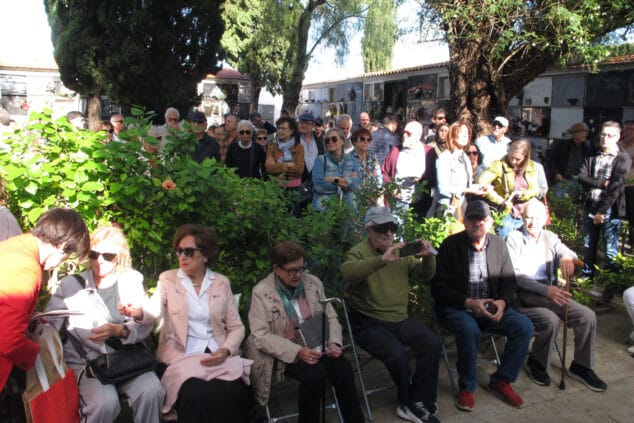 «Para que sus nombres no se borren»: Dénia rinde homenaje a los 49 republicanos fusilados en 1939 en el cementerio municipal 5 Imagen: Asistentes al acto de homenaje en el cementerio de Dénia