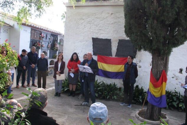 «Para que sus nombres no se borren»: Dénia rinde homenaje a los 49 republicanos fusilados en 1939 en el cementerio municipal 3 Imagen: Vicent Grimalt durante su intervención